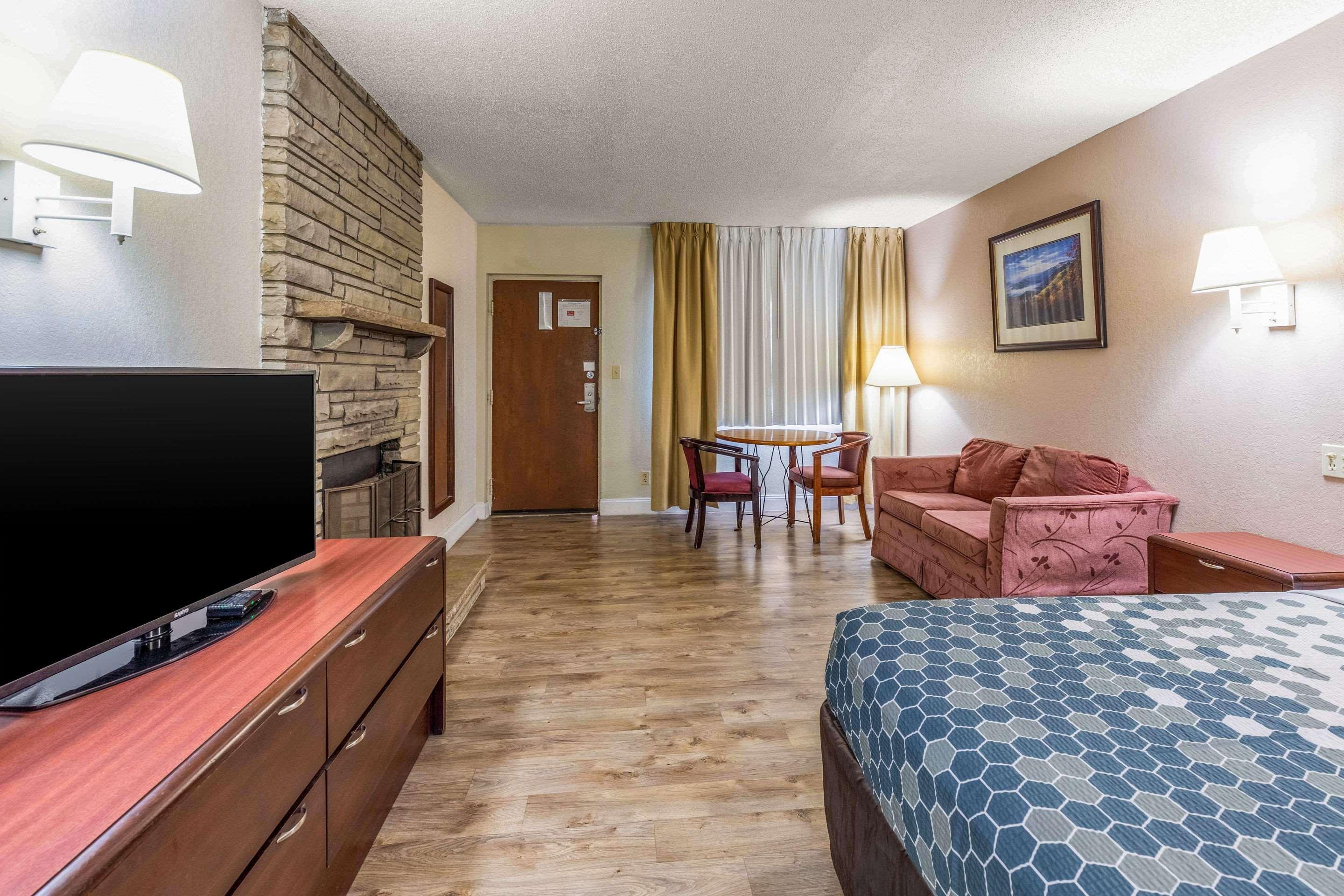 Econo Lodge Inn & Suites On The River Gatlinburg Eksteriør billede